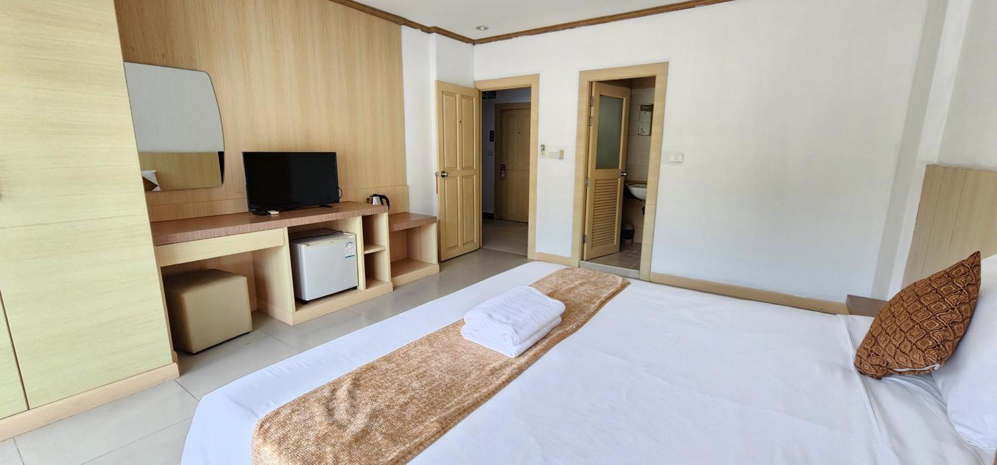 Eden Park Hotel Patong Exterior photo